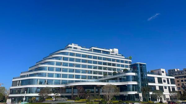 浪漫草海度假酒店正面