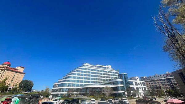 浪漫草海度假酒店正面