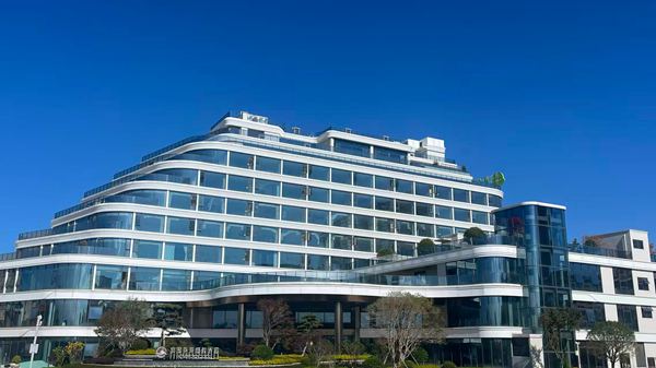 浪漫草海度假酒店正面